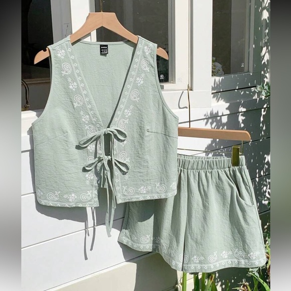 Green Embroidered Sleeveless Top and Shorts Set - Picture 3 of 7
